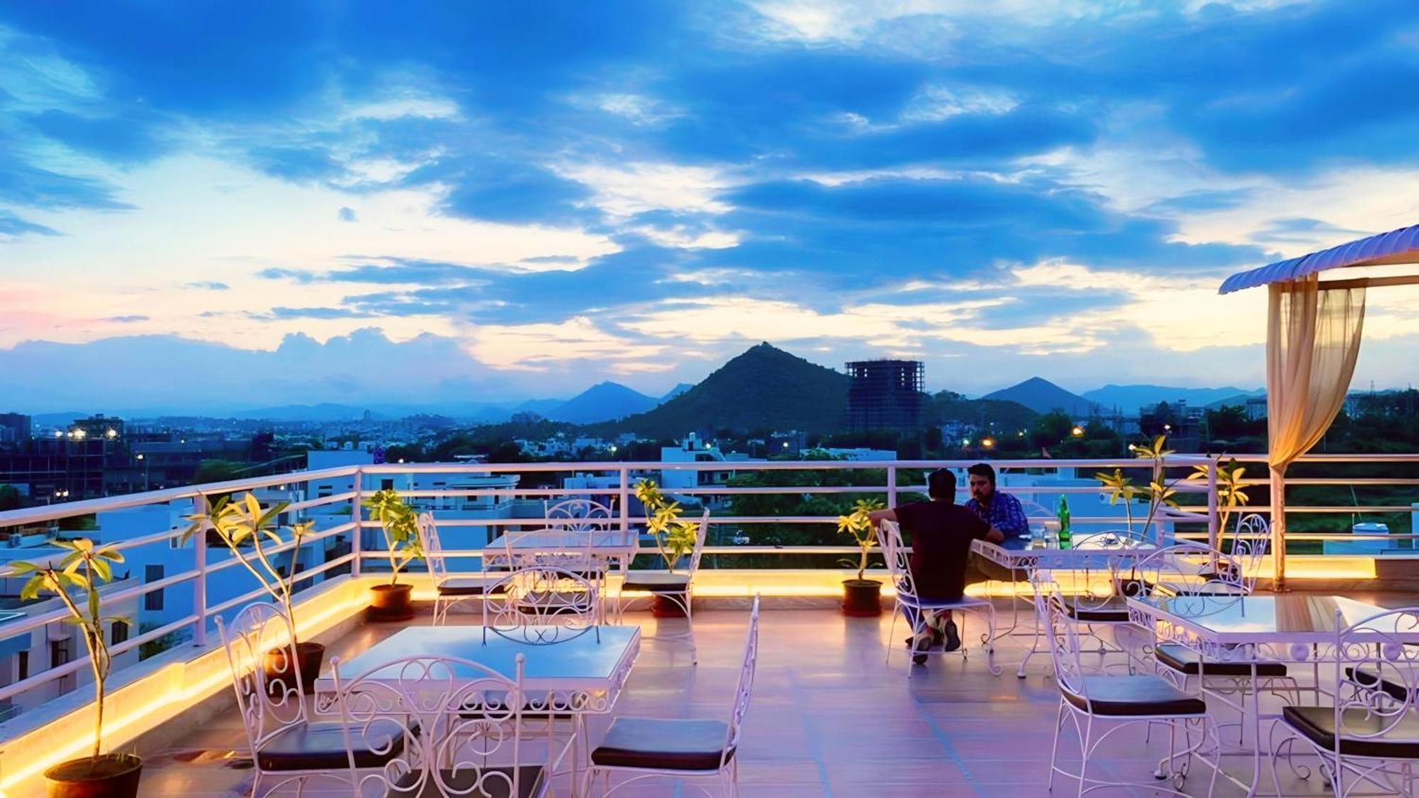 Hotel The Celebration By Amod Best Hotel & Rooftop Udaipur Kültér fotó