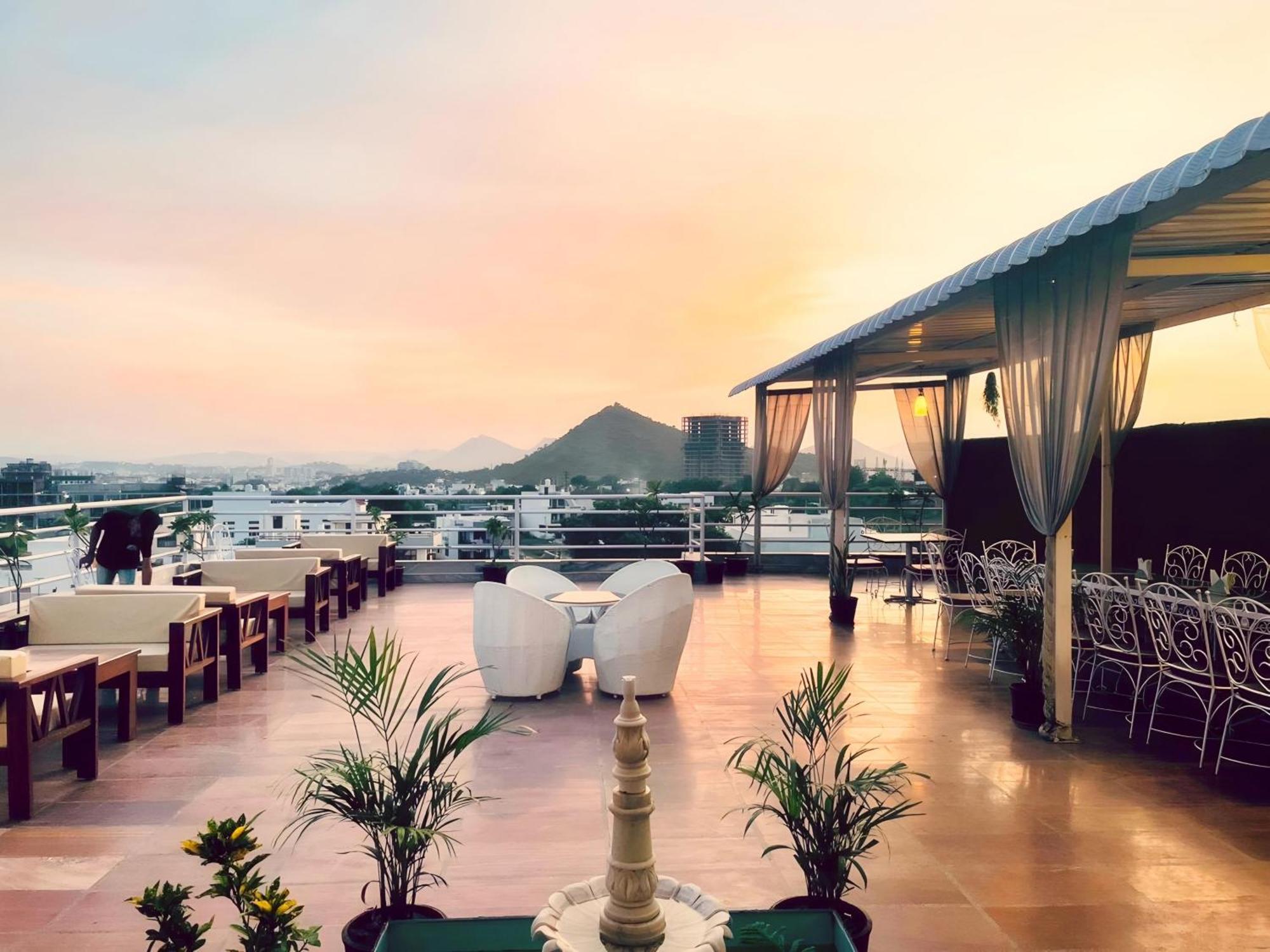 Hotel The Celebration By Amod Best Hotel & Rooftop Udaipur Kültér fotó