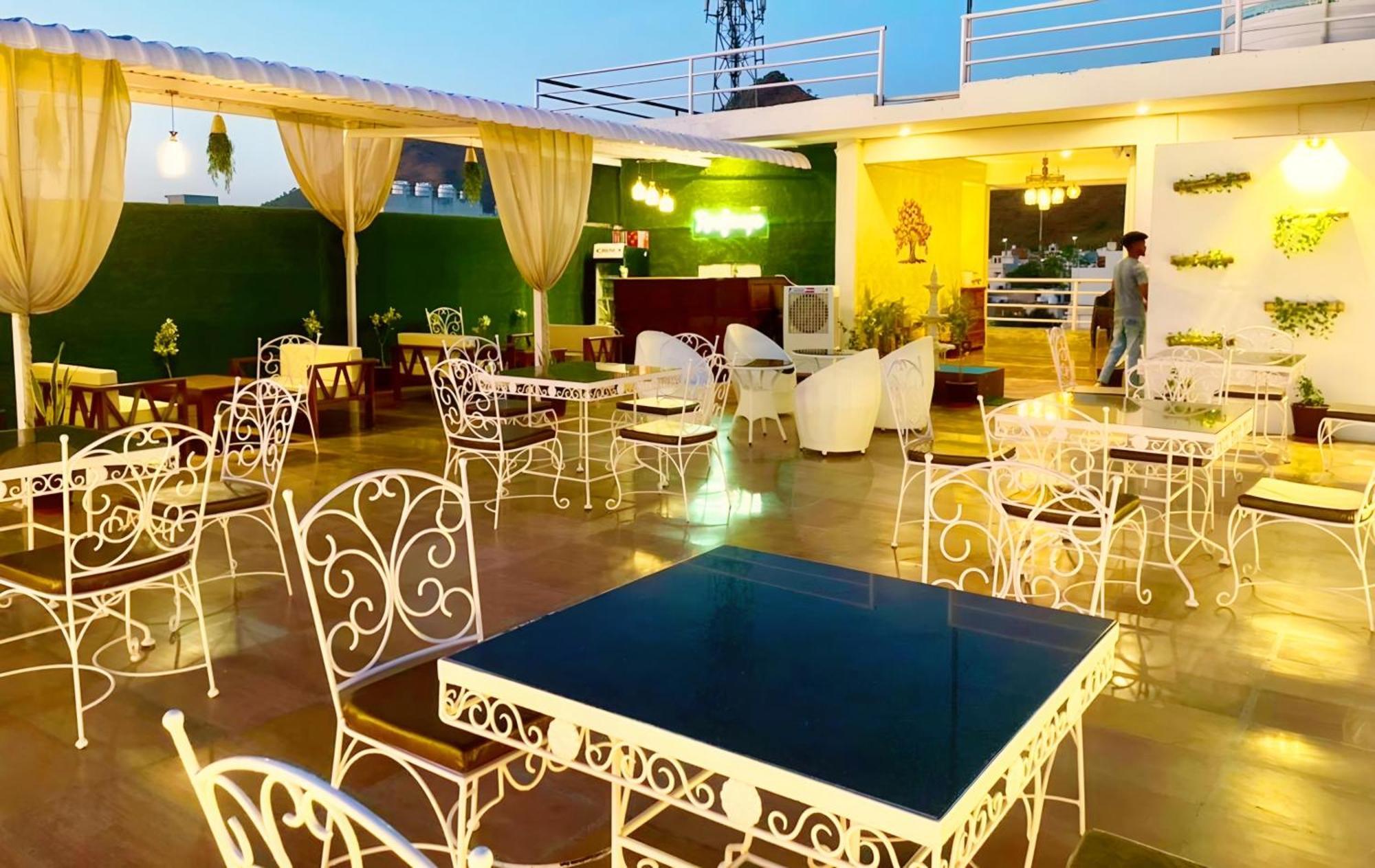 Hotel The Celebration By Amod Best Hotel & Rooftop Udaipur Kültér fotó